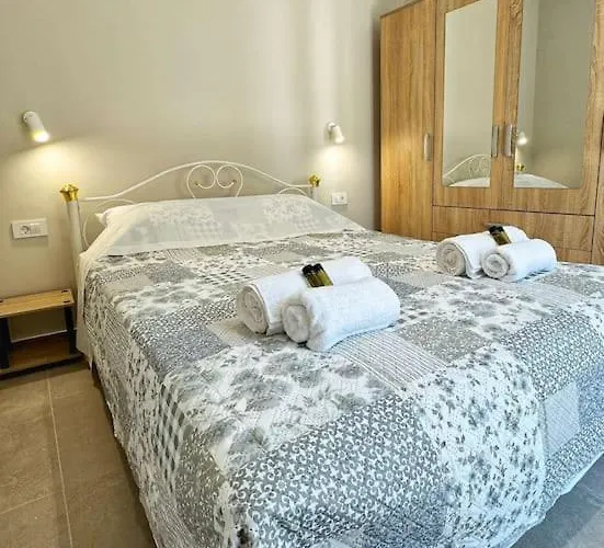 Christina & Suzan Ханья