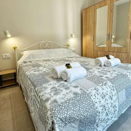 Christina & Suzan Chania (Crete)